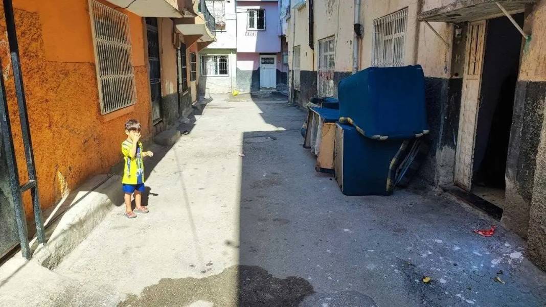 Adana’da Kartonun Altına Giren Çocuk Ölümden Döndü! O Anlar Kamerada 4